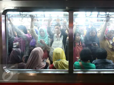 Penumpang berjubel saat KRL commuter line Jakarta Kota-Bogor melintas di Stasiun Pasar Minggu, Jakarta, Selasa (24/11). Pohon tumbang di perlintasan KRL antara Citayam dan Bojonggede, membuat perjalanan kereta terganggu. (Liputan6.com/Immanuel Antonius)