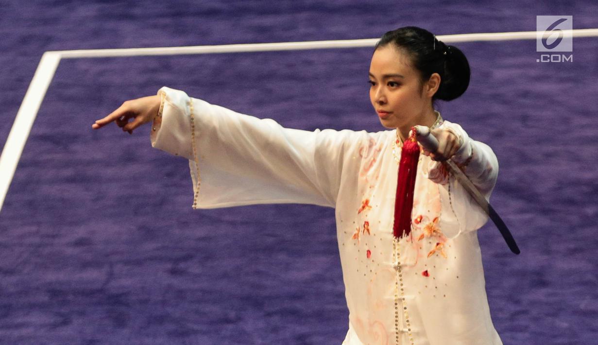 Atlet Timnas Wushu Indonesia Lindswell Kwok saat berlaga dalam pertandingan wushu nomor Tajijian putri di Kuala Lumpur Convention Centre Hall 5, Kuala Lumpur, Malaysia, Selasa (21/8). (Liputan6.com/Faizal Fanani)