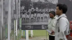 Pengunjung melihat pameran sejarah MH Thamrin di lapangan VIJ, Petojo, Jakarta, Sabtu (16/2). Acara ini rangkaian dari Festival 125 Tahun MH Thamrin. (Bola.com/Yoppy Renato)