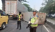 Truk Boks Terguling di Daan Mogot Jakbar