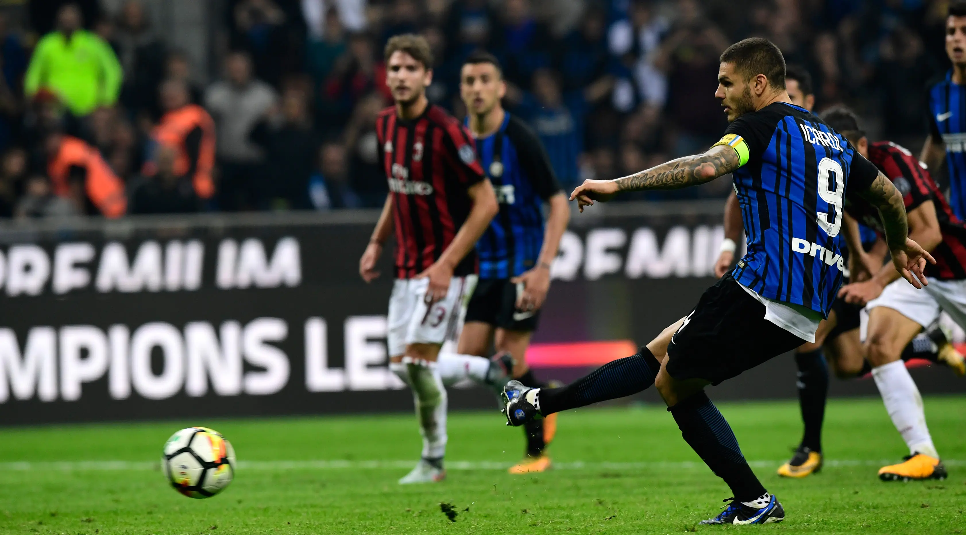 Pemain Inter Milan, Mauro Icardi mencetak gol melalui titik putih ke gawang AC Milan pada pekan kedelapan Liga Italia di Stadion Giuseppe Meazza, Minggu (15/10). Gol Inter Milan diborong oleh Icardi, 3-2. (MIGUEL MEDINA / AFP)