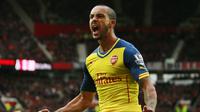Theo Walcott mencetak gol penyeimbang ke gawang Manchester United ( Reuters / Jason Cairnduff )