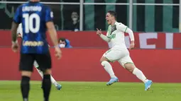 Penyerang Sassuolo, Giacomo Raspadori berselebrasi usai mencetak gol ke gawang Inter Milan pada pertandingan lanjutan Liga Serie A Italia di Stadion San Siro, di Milan, Italia, Senin (21/2/2022). Inter Milan kalah atas Sassuolo 0-2. (Spada/LaPresse via AP)