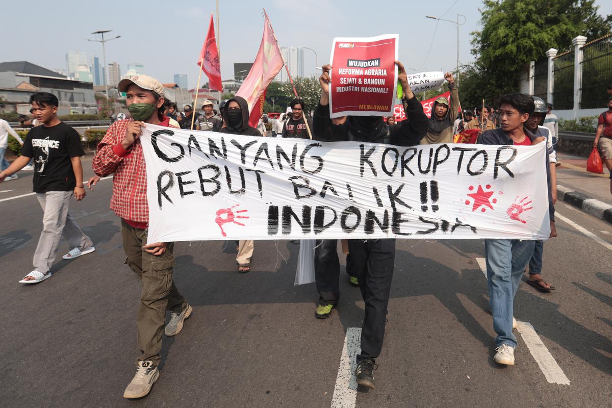 Aksi Dorong Mendorong Warnai Upaya Mahasiswa Menuju Gedung DPR