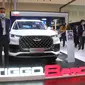 Tao Yong, Presiden Direktur Chery Sales Indinesia berpose di depan Tiggo 8 Pro di GIIAS 2022 (Otosia.com/Nazar Ray)