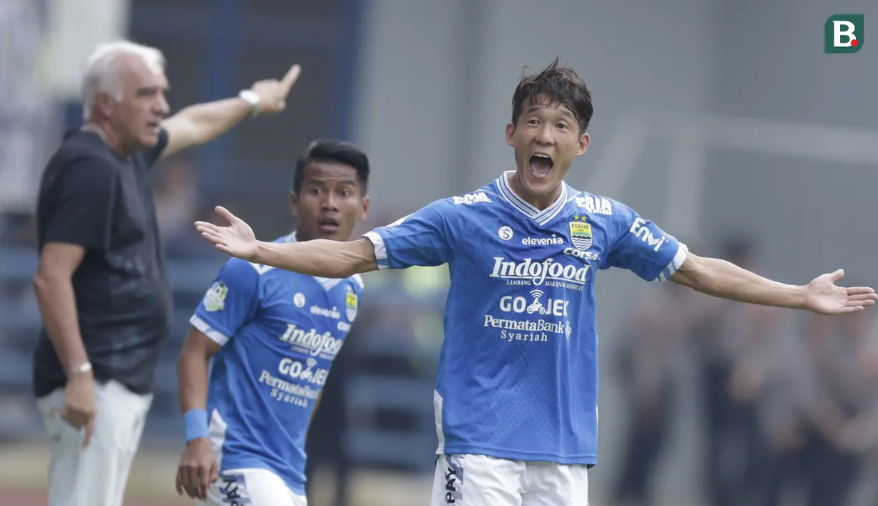 Gelandang Persib Bandung, Oh Inkyun, melakukan protes saat pertandingan melawan Arema FC pada laga Liga 1 di Stadion GBLA, Jawa Barat, Kamis (13/9/2018). Persib menang 2-0 atas Arema FC. (Bola.com/M Iqbal Ichsan)