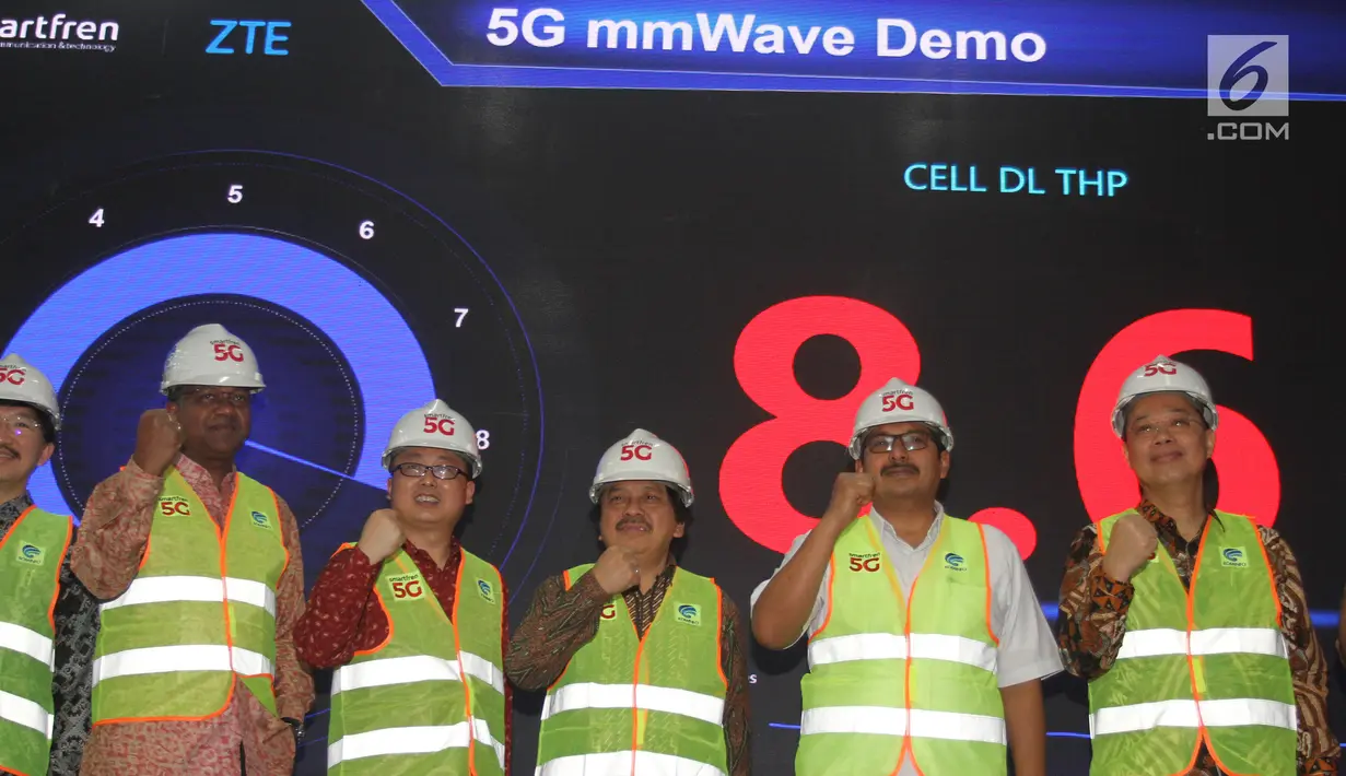 Jajaran Direksi Smartfren, jaringan telekomunikasi ZTE, dan Kemkominfo saat uji coba 5G di Marundra Refinery PT Smart, Jakarta, Senin (19/8/2019). Kemkominfo, Smartfren dan dan jaringan telekomunikasi ZTE menerapkan teknologi 5G bagi industri manufaktur. (Liputan6.com/HO/Agus)