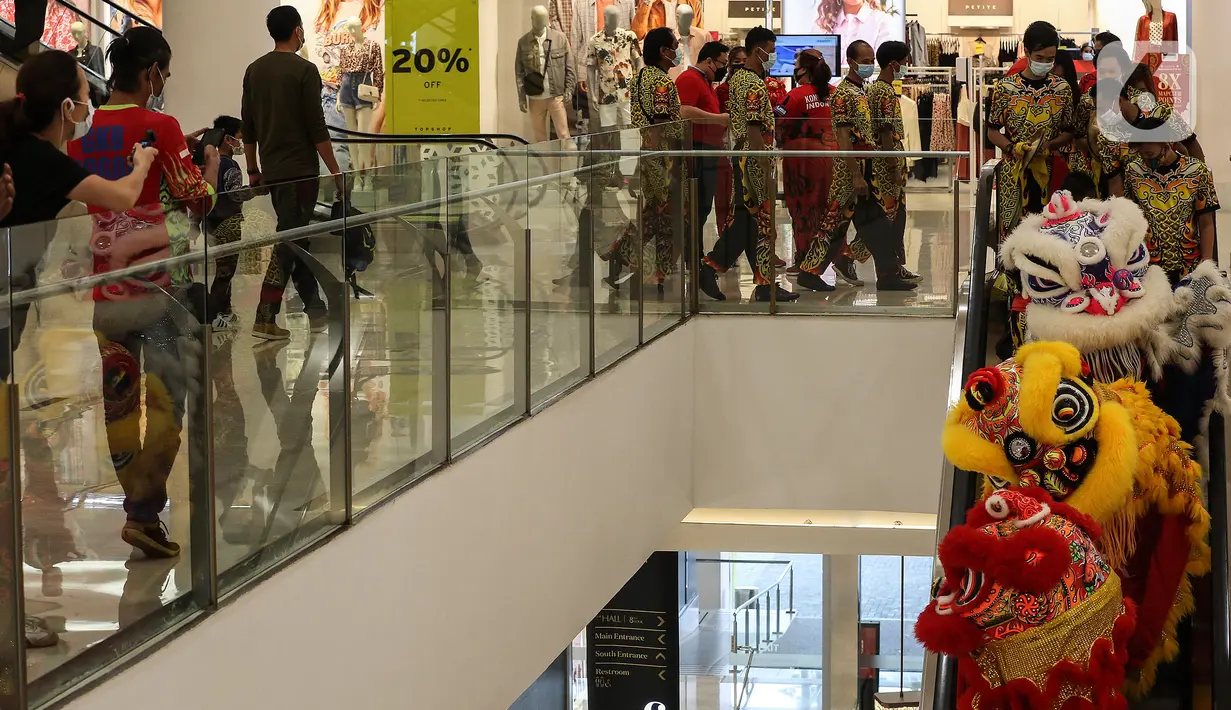 Barongsai menuruni eskalator saat berkeliling untuk menghibur di Senayan City mall, Jakarta, Jumat (12/2/2021 Atraksi Barongsai yang digelar dengan berkeliling pusat perbelanjaan tersebut bertujuan untuk menghibur pengunjung sekaligus untuk menyambut Tahun Baru Imlek 2572. (Liputan6.com/Johan Tallo)