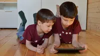 Ilustrasi anak bermain gadget, media sosial. (Gambar oleh Victoria dari Pixabay)