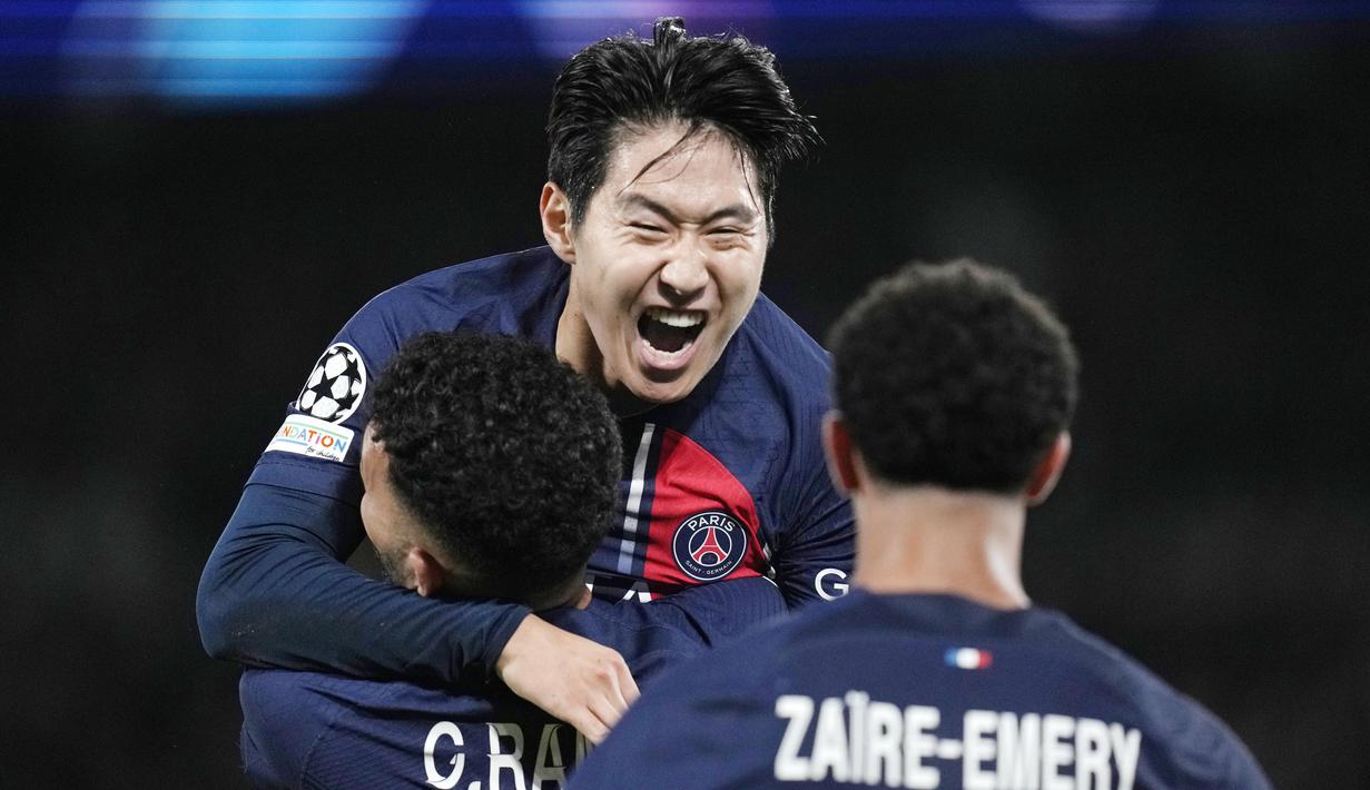 Pemain Paris Saint-Germain (PSG), Lee Kang-in, melakukan selebrasi setelah mencetak gol ke gawang AC Milan pada laga Liga Champions di Stadion Parc de Princes, Paris, Kamis (26/10/2023). PSG menang dengan skor telak 3-0. (AP Photo/Thibault Camus)