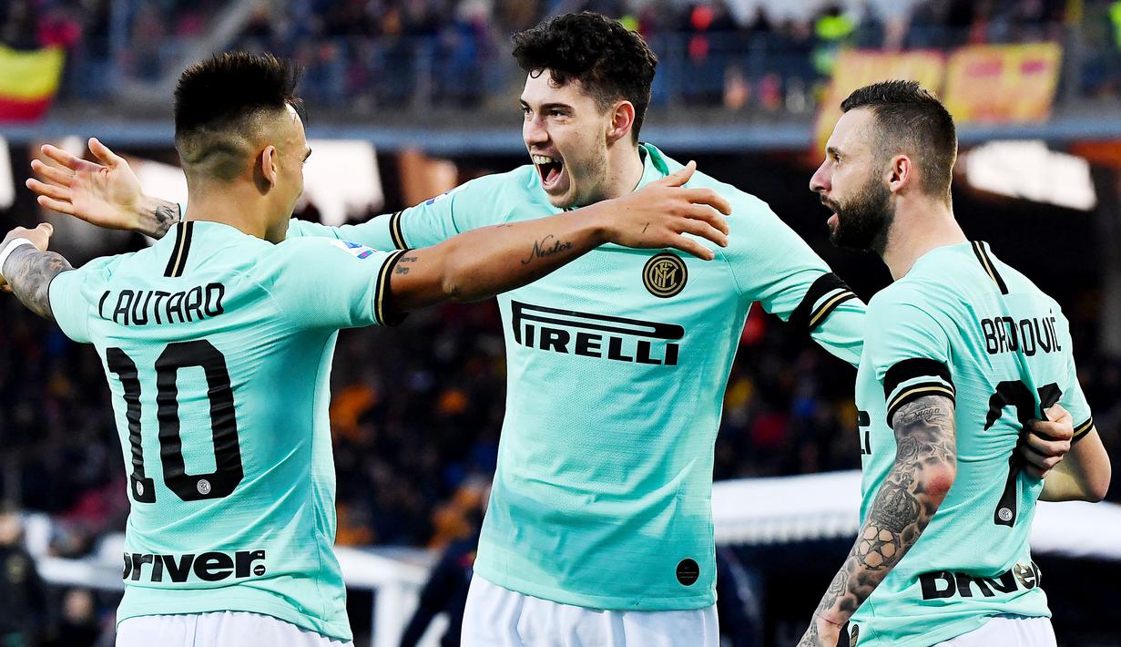 Pemain muda ini merupakan bek andalan Conte saat membesut Inter Milan. Nerazzurri yang saat ini membutuhkan dana segar kemungkinan besar akan rela melepas Alessandro Bastoni ke Tottenham Hotspur. (AFP/Tiziana Fabi)