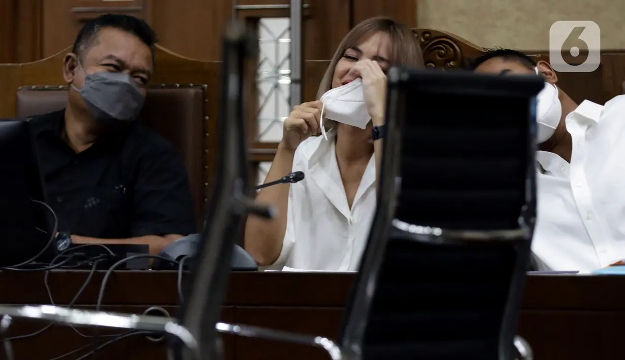 Pasangan selebritas Nia Ramadhani (tengah) bersama suaminya, Ardi Bakrie saat menjalani sidang lanjutan kasus dugaan penyalahgunaan narkoba di Pengadilan Negeri Jakarta Pusat, Kamis (9/12/2021). Sidang lanjutan tersebut mendengar keterangan saksi ahli. (Liputan6.com/Helmi Fithriansyah)