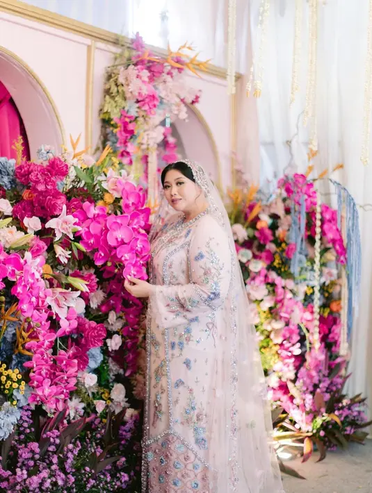 Clarissa Putri tampil cantik sekali di kedua momen jelang pernikahannya. Di momen pengajian, Clarissa memilih nuansa pink yang lembut dan hangat. [Foto: Instagram/clarissaputri_]