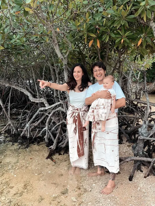 Kali ini, Nadine bersama Dimas dan Djiwa kompak memadukan atasan putih dan kain nuansa coklat. [Foto:IG/nadinelist].