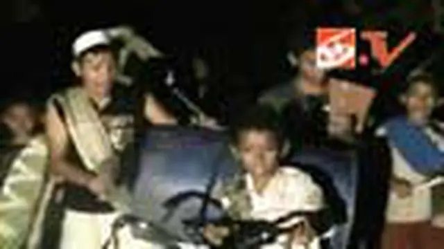 Ayer, Bangunkan Warga dengan Kentungan Bambu