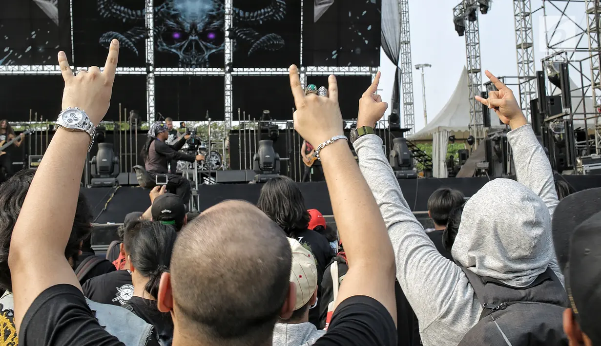 Penonton berjoget saat menyaksikan Hammersonic Festival 2018 di Pantai Karnaval Ancol, Jakarta, Minggu (22/7). (Liputan6.com/Faizal Fanani)
