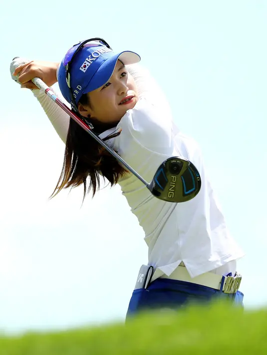 Pegolf Korea Selatan, Hye-Jin Choi melakukan pukulan pada putaran final Amerika Terbuka di Trump National Golf Club-New Jersey, 16 Juli 2017 waktu setempat. Sejumlah pegolf cantik ikut serta pada turnamen golf ini. (Elsa/Getty Images/AFP)
