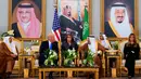 Presiden AS Donald Trump didampingi Melania Trump saat menemui Raja Arab Saudi Salman bin Abdulaziz al-Saud di Riyadh (20/5). Kunjungan ini merupakan kunjungan luar negri Trump pertama sebagai Presiden AS. (AFP/Saudi Royal Palace/Bandar Al-Jalou)
