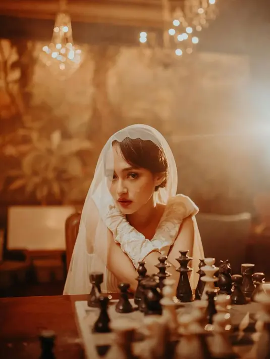 Selain bernyanyi, ia pun banyak mengembangkan bakatnya di dunia seni peran, dan model. Di layar lebar, ia sudah dua kali main film pada tahun 2021 ini. Tidak ketinggalan, ia pun berperan dalam web series sebagai seorang dokter dengan judul Cerita Dokter Cinta. (Liputan6.com/IG/@indahkus_)