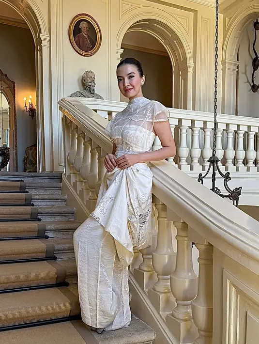 Potret yang diabadikan di taman klasik ini memperlihatkan Raline mengenakan multifunctional dress dari koleksi bertajuk "Faithfulness”. [@digo.design].