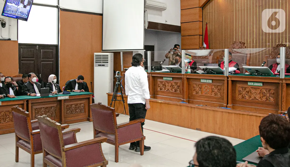 <p>Terdakwa kasus pembunuhan berencana terhadap Yosua Hutabarat atau Brigadir J, Ferdy Sambo saat menjalani sidang putusan di PN Jakarta Selatan, Senin (13/2/2023). Dalam siding Jaksa Penuntut Umum, menuntut Sambo dengan tuntutan penjara seumur hidup karena melanggar Pasal 340 KUHP juncto Pasal 55 ayat 1 ke-1 KUHP, kemudian melanggar pasal 49 juncto pasal 33 Undang- Undang No 19 Tahun 2016 tentang Perubahan atas Undang- Undang Nomor 11 Tahun 2008 tentang Informasi dan Transaksi Elektronik juncto Pasal 55 ayat 1 ke-1 KUHP. (Liputan6.com/Faizal Fanani)</p>