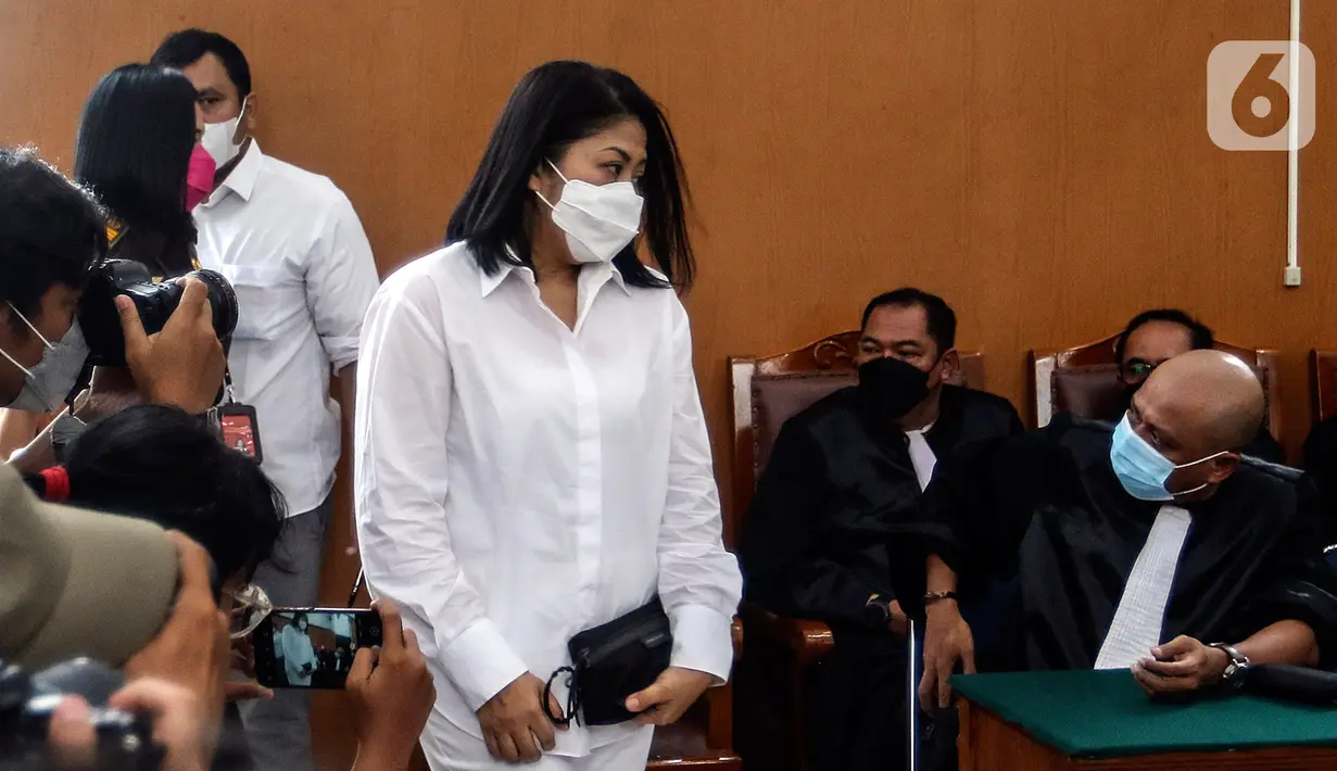 Putri Candrawathi bersiap menjalani sidang lanjutan dalam kasus pembunuhan Brigadir Yosua Hutabarat di Pengadilan Negeri Jakarta Selatan, Rabu (18/1/2023). Agenda sidang kali ini pembacaan tuntutan oleh Jaksa Penuntut Umum. (Liputan6.com/Johan Tallo)