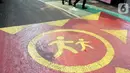 Petugas keamanan melintasi Jalur Khusus pejalan kaki di Jalan Teladan, Cipete, Jakarta, Rabu (6/11/2019). Jalur yang letaknya bersebelahan dengan Stasiun MRT Cipete Raya tersebut dikhususkan untuk pejalan kaki dan pesepeda. (Liputan6.com/Johan Tallo)