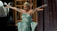 Lady Gaga melakukan medley saat tampil pada ajang Grammy Awards 2022 di MGM Grand Garden Arena, Las Vegas, Amerika Serikat, 3 April 2022. Lady Gaga mengenakan gaun rancangan desainer asal Lebanon, Elie Saab. (AP Photo/Chris Pizzello)