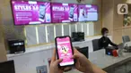 Pengunjung menunjukkan aplikasi Styles terbaru versi 3.0 di Styles Lounge Lippo Mall Puri, Jakarta, Jumat (19/03/2021). Tampilan desain yang modern dan trendi untuk memudahkan pengguna dan memperkuat identitas dengan warna magenta sebagai brand identity color. (Liputan6.com/Fery Pradolo)