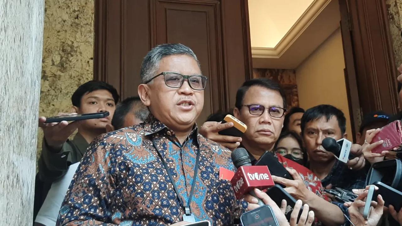 Hasto berdalih hari ini Megawati hanya bertemu jajaran internal DPP PDI Perjuangan. Hasto menegaskan soal sosok pendamping Ganjar tunggu pengumuman resmi pada besok hari.<br>