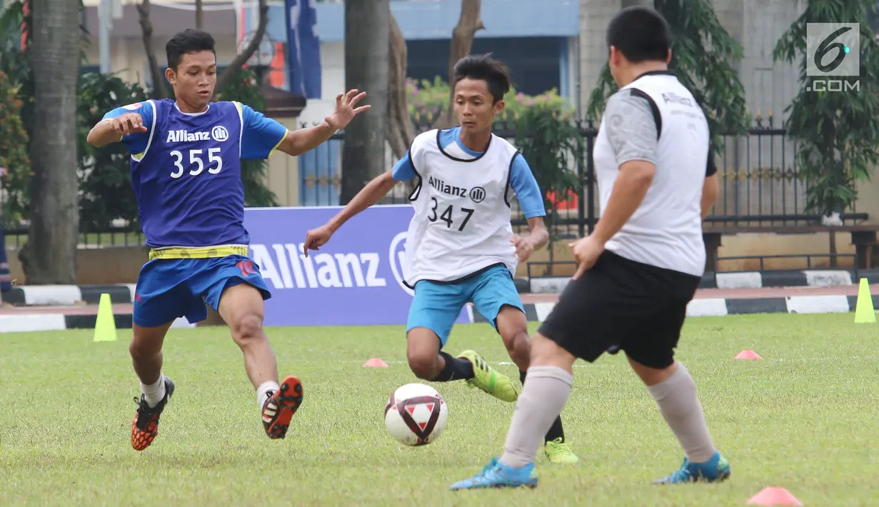 Para remaja bermain sepak bola dalam ajang pencarian bakat Allianz Junior Football Camp di Lapangan Bhayangkara, Jakarta, Sabtu (8/7). Elber menyeleksi remaja yang mengikuti tahap pencarian bakat Allianz Junior Football Camp. (Liputan6.com/Fery Pradolo)
