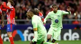 Penyerang Barcelona, Lamine Yamal (kanan) saat mencetak gol ketiga bagi timnya pada pertandingan pekan ke-28 La Liga 2024/2025 melawan Atletico de Madrid di Stadion Metropolitano, Madrid, 16 Maret 2025 waktu setempat atau Senin (17/3/2025) dini hari WIB. (OSCAR DEL POZO/AFP)