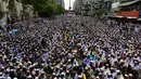 Aktivis dari sebuah kelompok Islam menggelar demonstrasi di Dhaka, Banglades, Jumat (21/4). Massa menuntut pemerintah untuk menghancurkan sebuah patung di depan Mahkamah Agung karena dianggap sebagai berhala. (AFP PHOTO / STR)