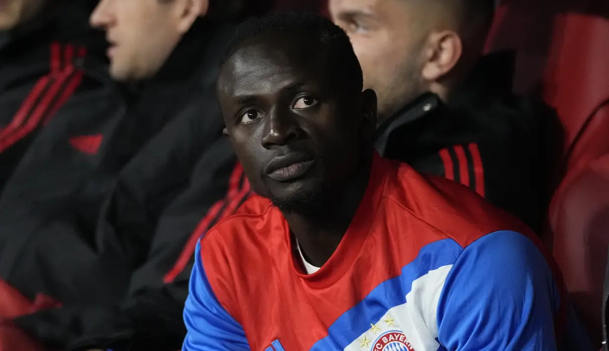 Pemain Bayern Munchen, Sadio Mane duduk di bangku cadangan sebelum pertandingan Liga Champions melawan Manchester City, di stadion Allianz Arena di Munich, Jerman, Rabu, 19 April 2023. (AP Photo/Matthias Schrader, file)