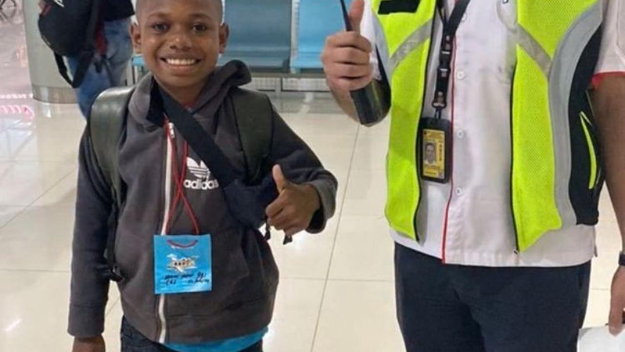 Karena mendapat support dari orang tua, teman-teman, dan saudaranya, akhirnya ia memutuskan mengajak Tinus untuk tinggal dan melanjutkan sekolah di Jawa Barat, tepatnya Cirebon.