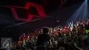 Vokalis God Bless, Ahmad Albar mengajak penonton ikut bernyanyi membawakan lagu di album ketujuh 36 medio 2009 di Studio 5 INDOSIAR, Jakarta Barat, Sabtu (17/12/2016). (Liputan6.com/Faizal Fanani)
