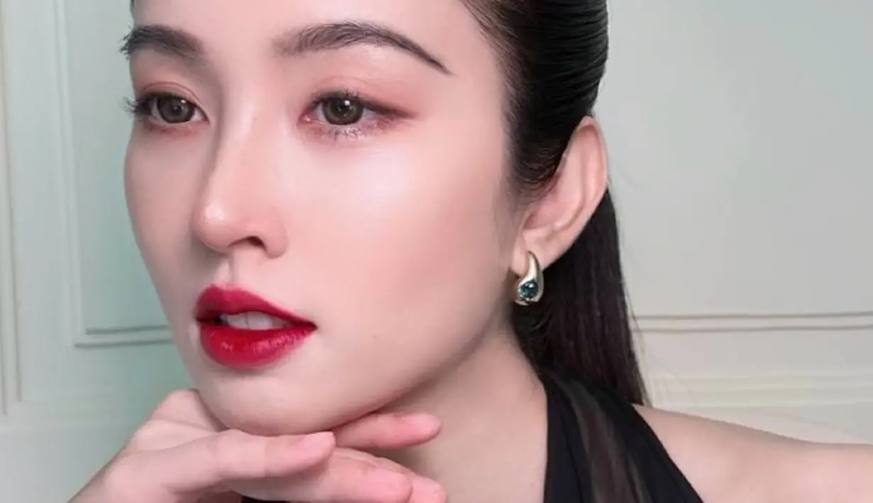 Menyeimbangkan penampilan, Nong Poy hanya memulas makeup mata dengan winged liner tipis [@poydtreechada]