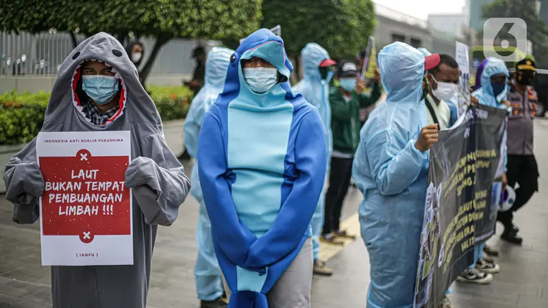 FOTO: Massa Geruduk Kedutaan Besar Jepang Tolak Pembuangan Limbah Nuklir Fukushima