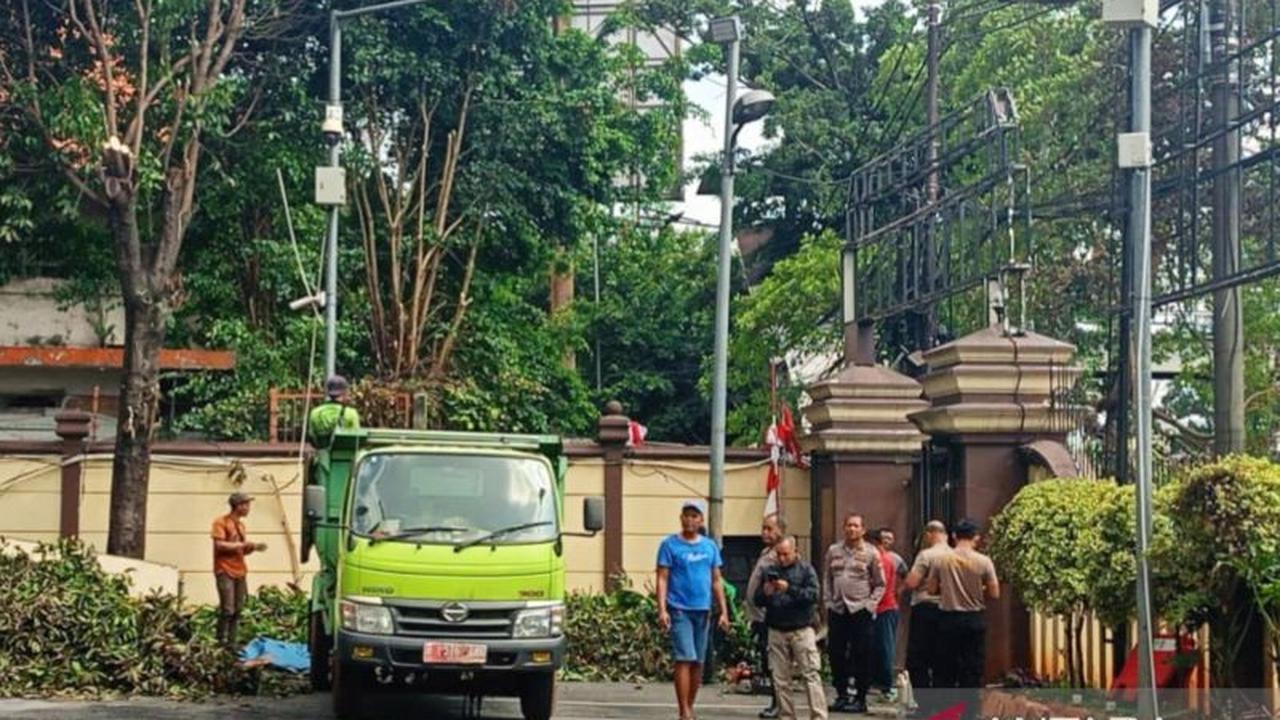 Fakta Unik Kerja Bakti Pasca Ricuh di Polres Metro Jaktim: Ratusan Personel Bersatu Bersihkan Sisa Kericuhan