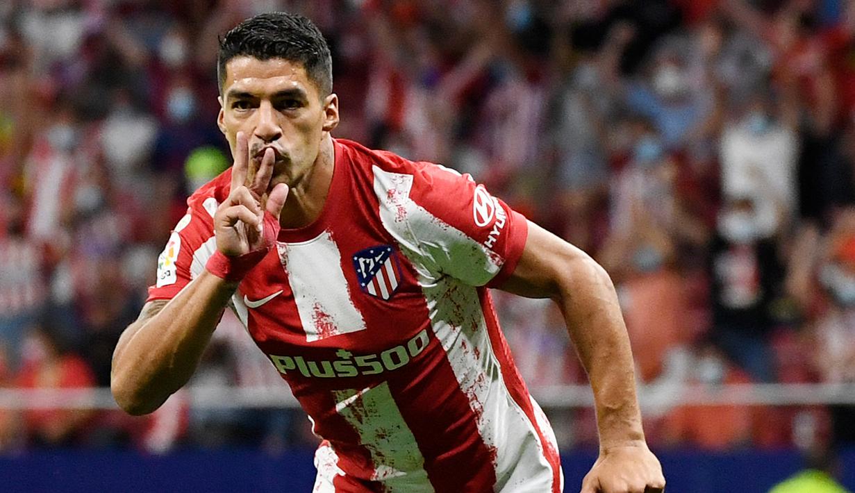 Luis Suarez. Striker Atletico Madrid dan Timnas Uruguay ini kini berusia 34 tahun dan 8 bulan. Keberhasilannya membawa Atletico meraih trofi LaLiga di musim debutnya sekaligus merusak dominasi Real Madrid dan Barcelona menjadi alasan kuat ia masuk nominasi edisi 2021. (AFP/Pierre-Philippe Marcou)