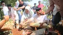 Setelah doa bersama, Ibnu Jamil bersama ibu dan keluarganya mulai menaburkan bunga di atas pusara tempat peristirahatan terakhir Syaipudin. [Foto: Adrian Putra/Fimela.com]