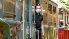 Seorang anak bekerja di sebuah kereta di Jalur Kereta Anak di Budapest, 26 Agustus 2020. Jalur kereta sempit yang melintasi hutan perbukitan di ibu kota Hungaria ini sebagian besar layanan komersial dan manajemen lalu lintasnya dilakukan  anak-anak usia 10-14 tahun (Xinhua/Attila Volgyi)