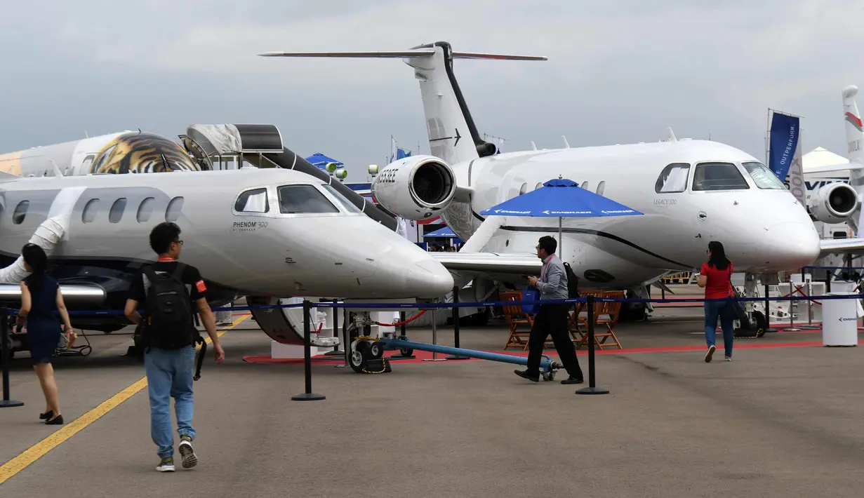 Sejumlah pesawat yang dipamerkan pada ajang Singapore Airshow 2018 di Changi, Singapura, (7/2). Singapore Airshow 2018 diadakan pada tanggal 6-11 Februari 2018. (AFP Photo/Roslan Rahman)