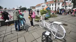 Wisatawan menyewa sepeda ontel saat berkunjung ke kawasan Kota Tua, Jakarta, Rabu (4/5/2022). Libur Lebaran membawa berkah bagi jasa sewa sepeda ontel di Kota Tua. Penyewaan sepeda ontel mengalami peningkatan dari hari biasanya. Jasa sewa sepeda ontel di Kota Tua dipatok Rp20.000 per setengah jam. (merdeka.com/Iqbal S Nugroho)