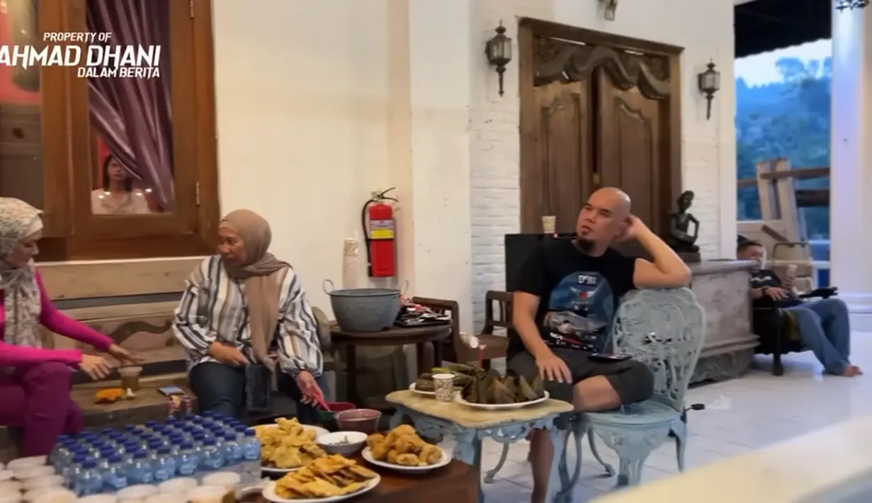 Buka puasa pertama di gelar di Villa Mataram milik Ahmad Dhani yang berada di Bogor Jawa Barat. [Youtube/ Ahmad Dhani Dalam Berita]