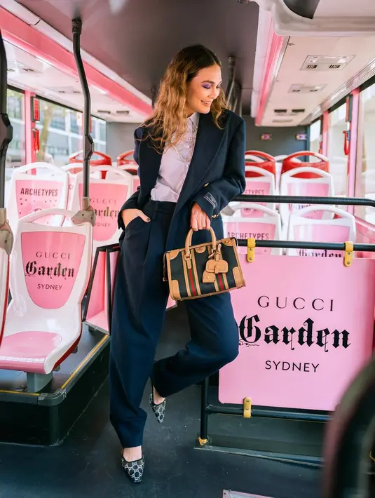 <p>Tak perlu repot, pilihan busana formal bisa memberi look elegan dan berkelas. Misalnya memadukan kemeja dan blazer seperti outfit Luna Maya. Tambahkan aksesori seperti kalung atau jam tangan untuk memperkuat penampilanmu. [Instagram/lunamaya]</p>