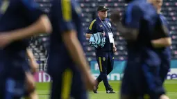 Pelatih Swedia, Janne Andersson saat sesi latihan di Stadion Hampden Park di Glasgow, Senin (28/6/2021). Timnas Swedia akan berhadapan dengan Timnas Ukraina di babak 16 besar Euro 2020, Rabu (30/6/2021). Pertandingan ini akan digelar di Hampden Park, Glasgow. (AP Photo/Petr David Josek)