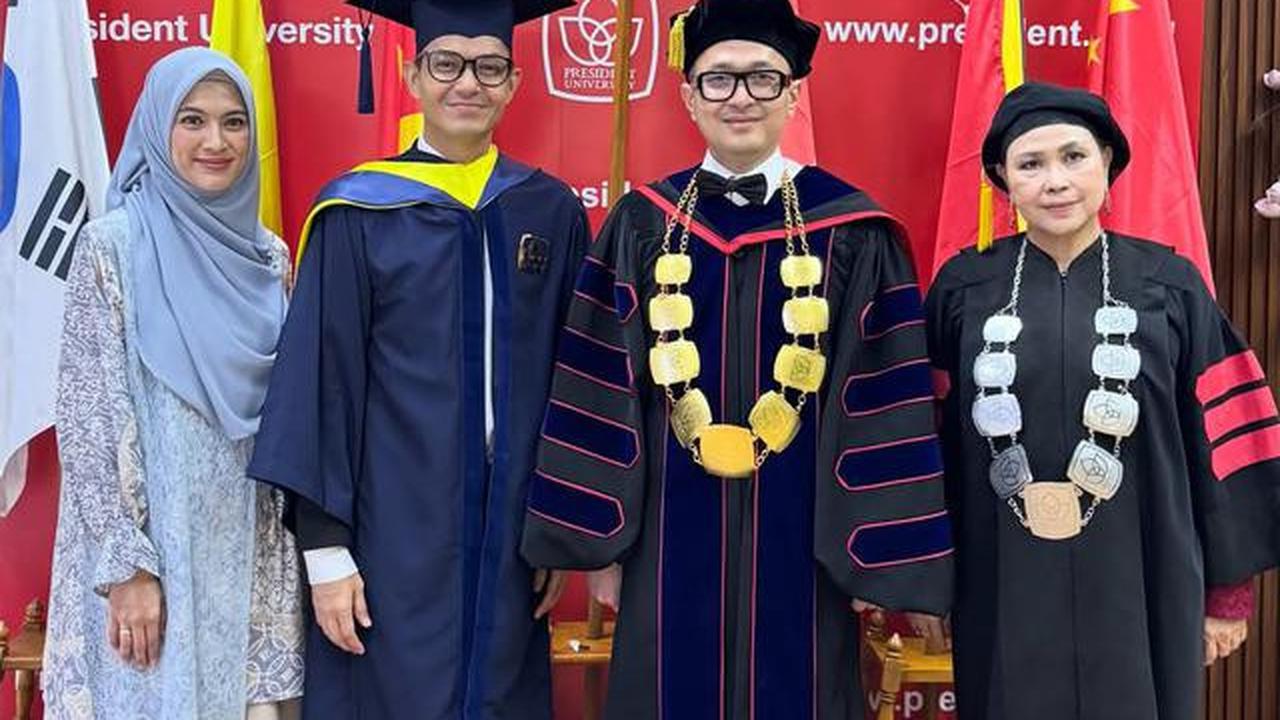 4 Potret Alyssa Soebandono Pakai Tunik Batik, Anggun Dampingi Dude Harlino Wisuda