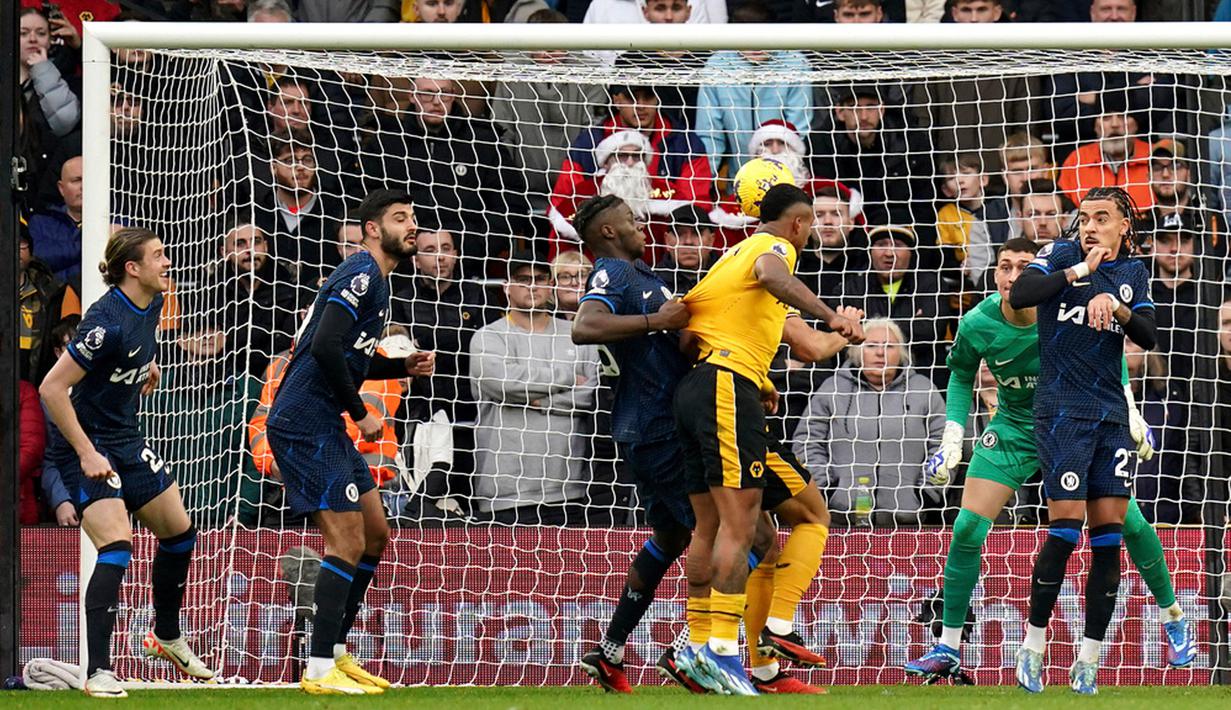 Rapatnya pertahanan Wolverhampton Wanderers membuat Chelsea banyak mencoba tendangan-tendangan jarak jauh. Tapi hingga paruh pertama babak kedua belum ada yang bisa membuahkan gol. (Jacob King/PA via AP)