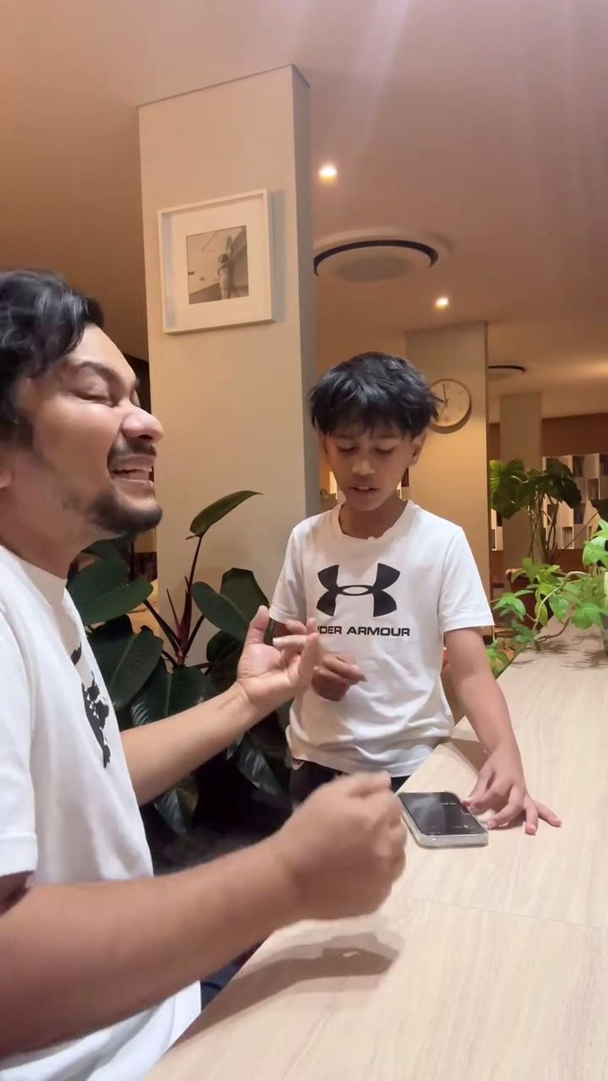 8 Potret Anak Lelaki Tompi yang Punya Suara Merdu, Begini Momen saat Berlatih Dengan Sang Ayah